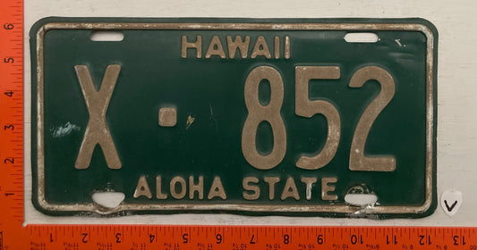 1961-1968 base Hawaii #X-852 Passenger License Plate