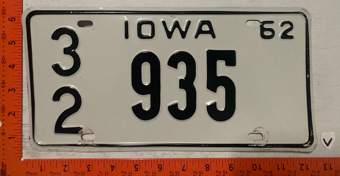 1962 Iowa #3/2 935 Passenger License Plate
