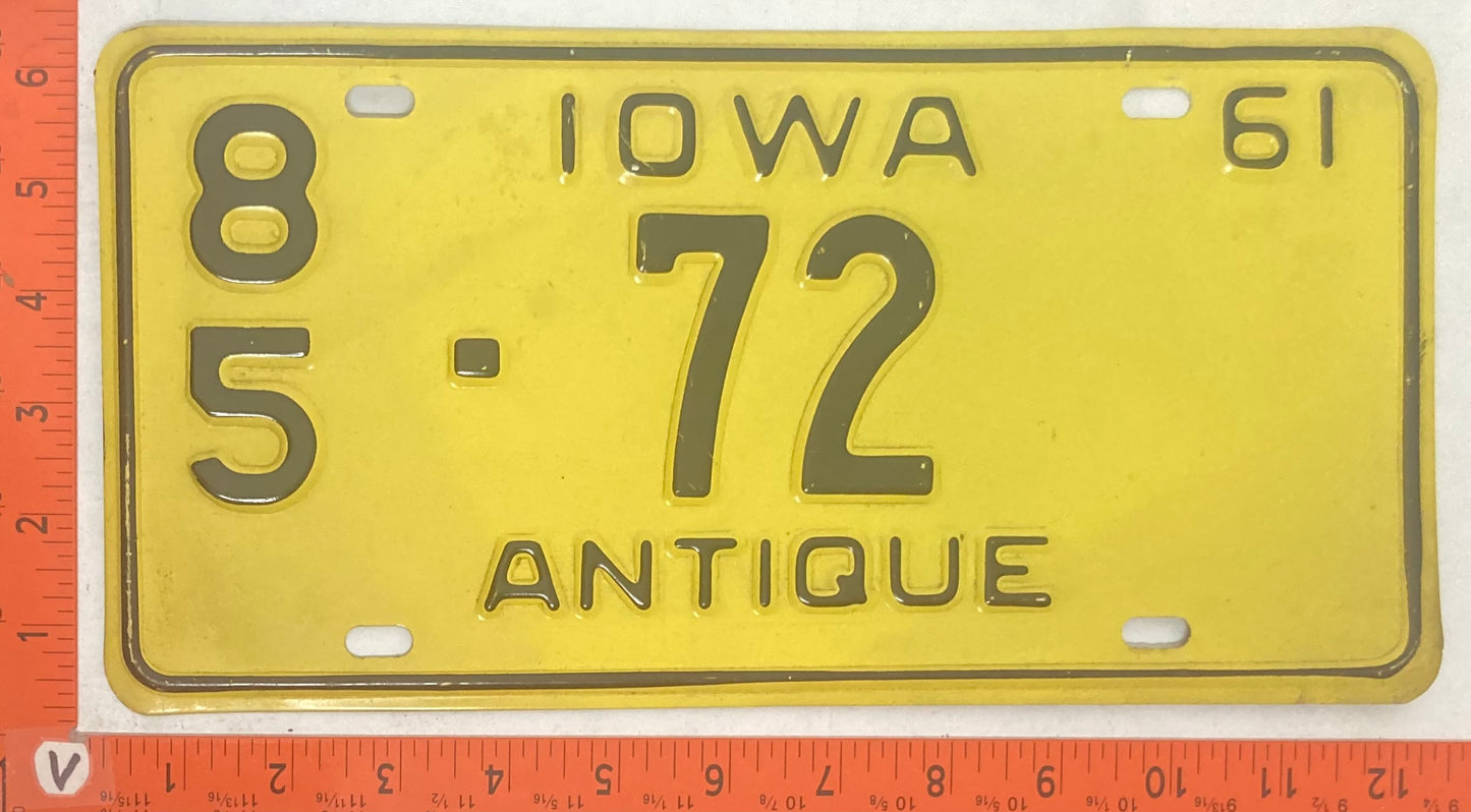 1961 Iowa #8/5 72 Passenger License Plate (Antique Auto)