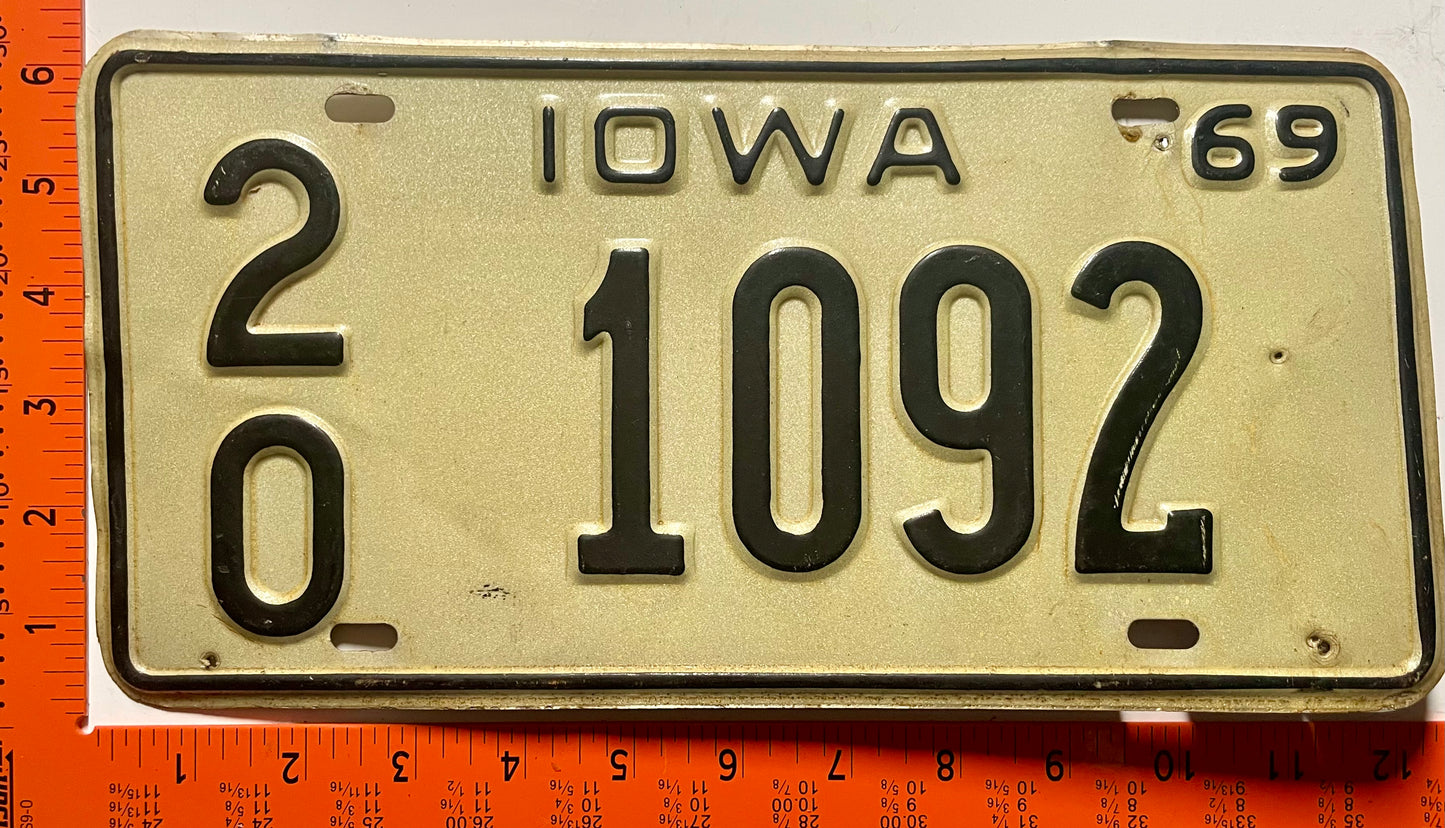 1969 Iowa #2/0 1092 Passenger License Plate