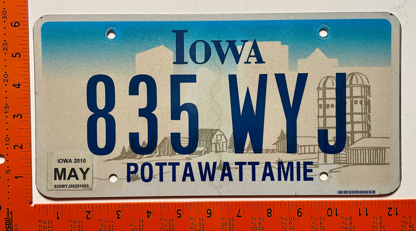 2010 Iowa #835 WYJ Passenger License Plate