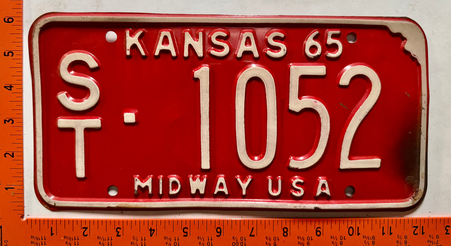1965 Kansas #ST-1052 Passenger License Plate