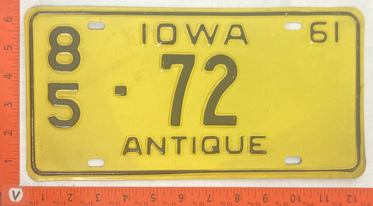 1961 Iowa #8/5  72 Passenger License Plate (Antique Auto)