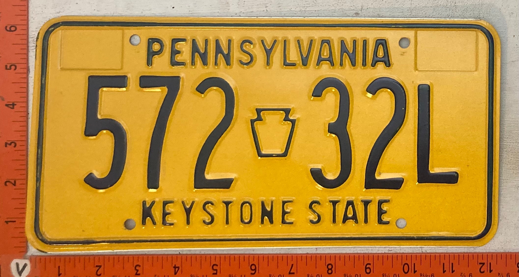 License Pl Undated Pennsylvania #572 32L Passenger License Plate – LicensePl8s.com
