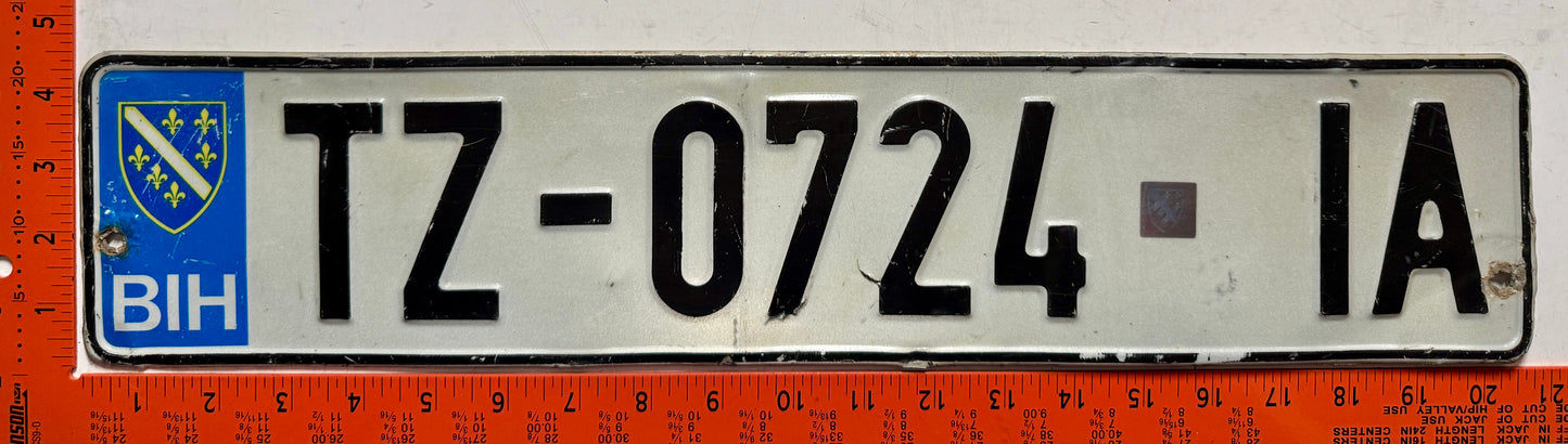 1995 issue Bosnia #TZ-0724 IA Passenger License Plate